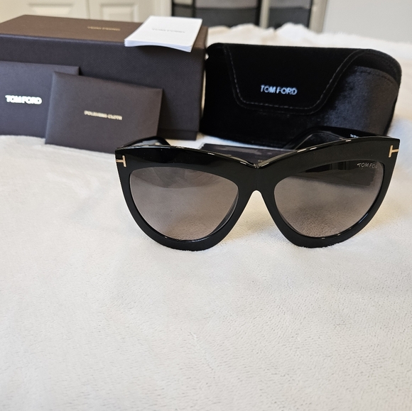Tom Ford Accessories - Tom Ford Doris Sunglasses Full Set